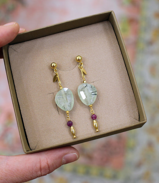Boucles d'oreilles QUIETUDE doré - phrénite épidote et rubis