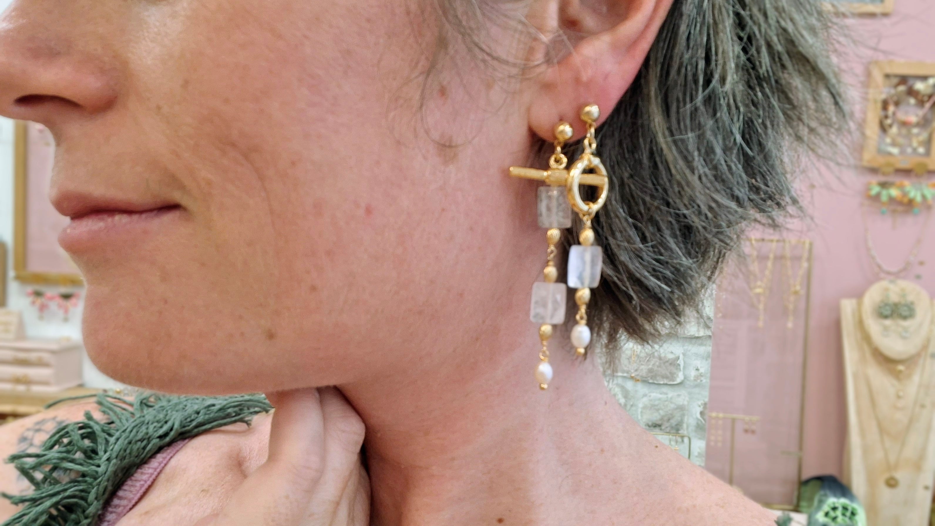 Boucles d'oreilles asymétriques LIMONATA LUNA doré - pierre de lune et perle d'eau douce