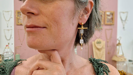 Boucles d'oreilles asymétriques LIMONATA LUNA doré - pierre de lune et perle d'eau douce