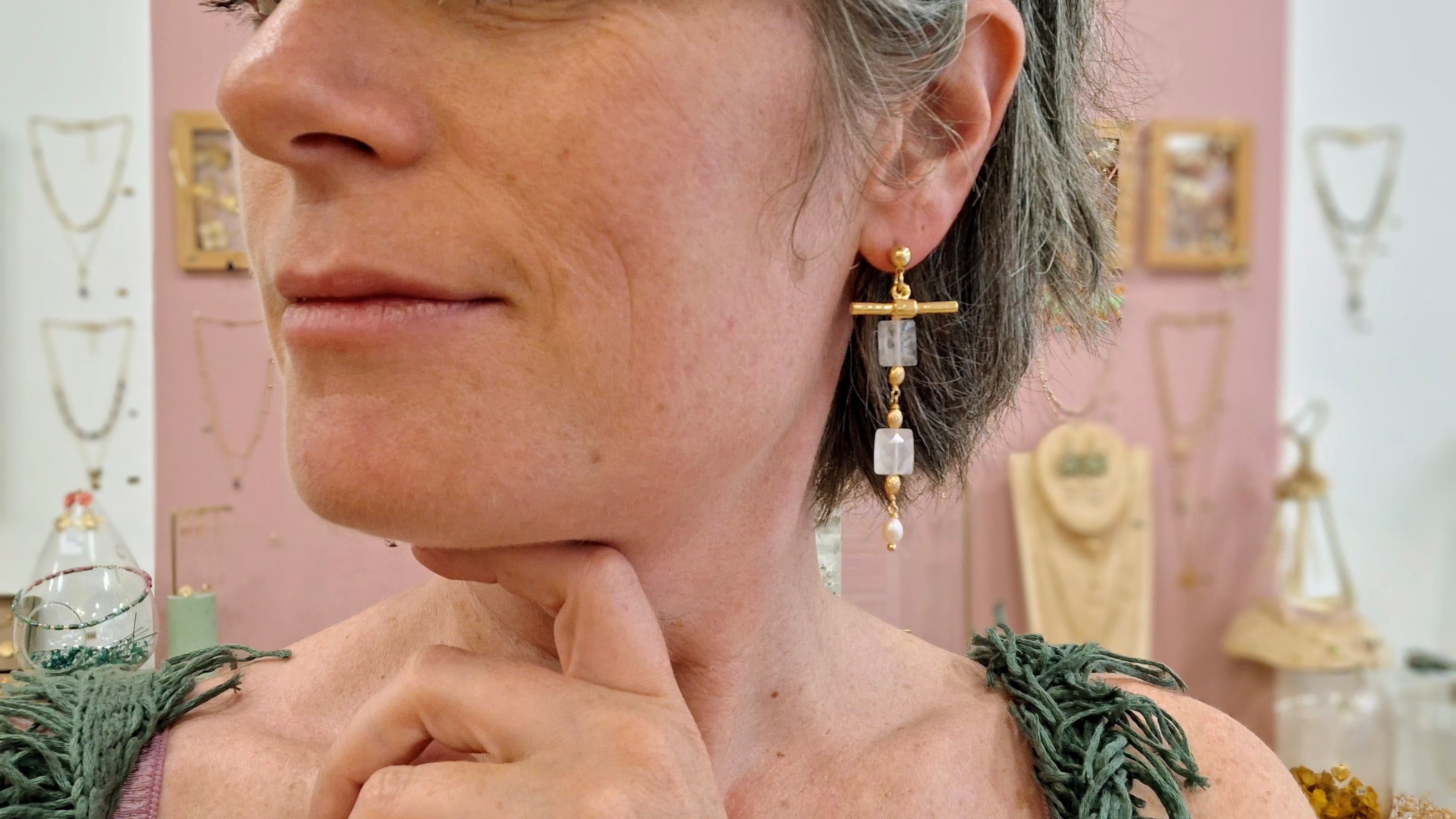 Boucles d'oreilles asymétriques LIMONATA LUNA doré - pierre de lune et perle d'eau douce