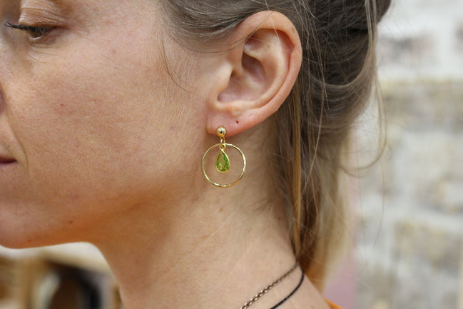 Boucles d'oreilles PRÉCIEUSE doré quartz vert péridot
