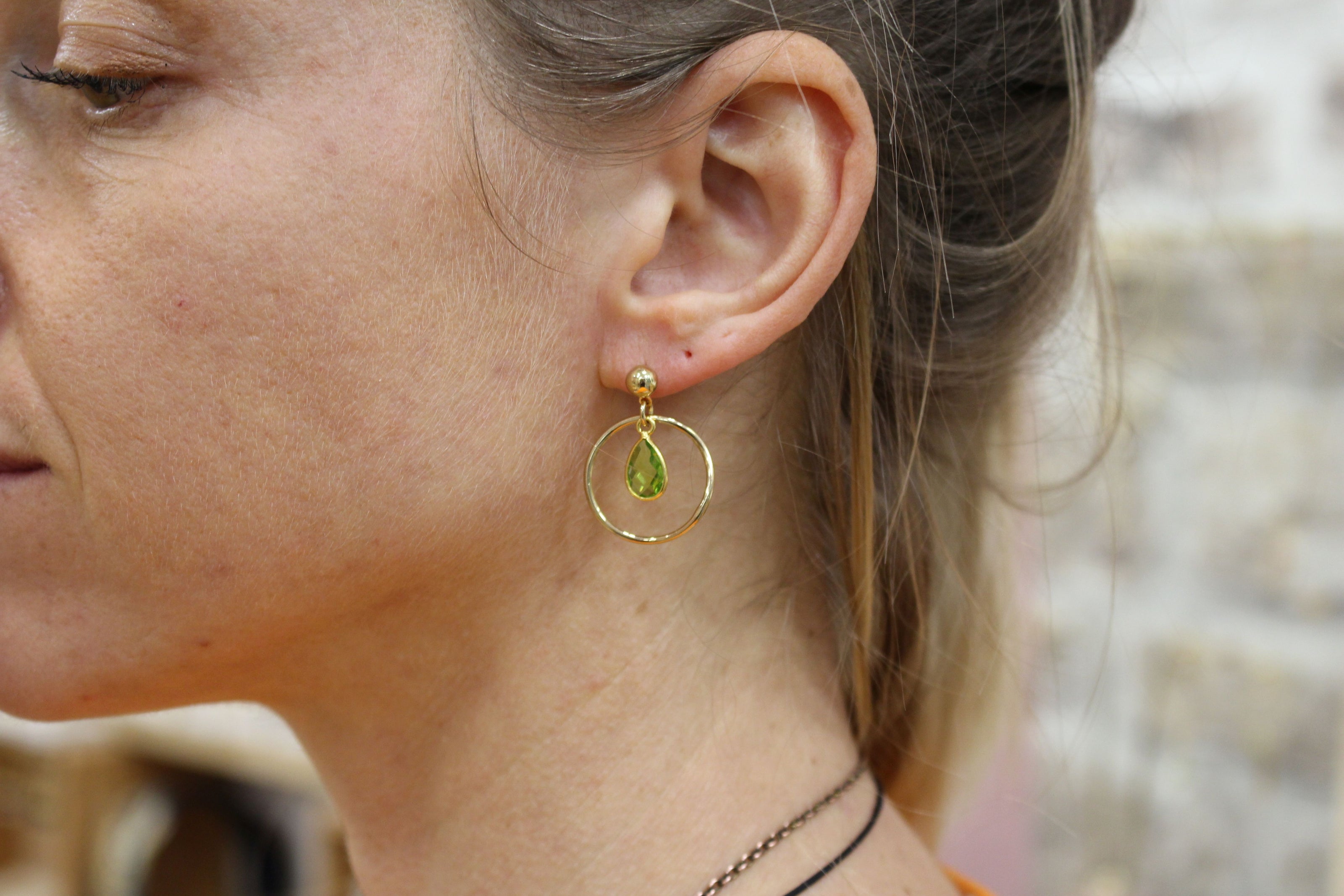Boucles d'oreilles PRÉCIEUSE doré quartz vert péridot
