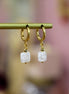 Mini créoles Snow Kassiopéia : boucles d'oreilles pendantes en cristal de roche craquelée doré à l'or fin 24 carats.