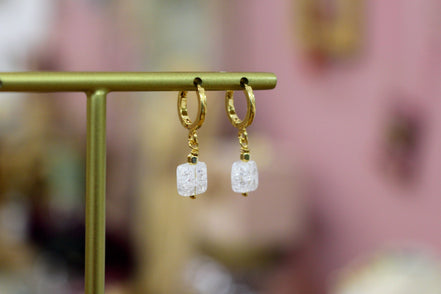 Mini créoles Snow Kassiopéia : boucles d'oreilles pendantes en cristal de roche craquelée doré à l'or fin 24 carats.