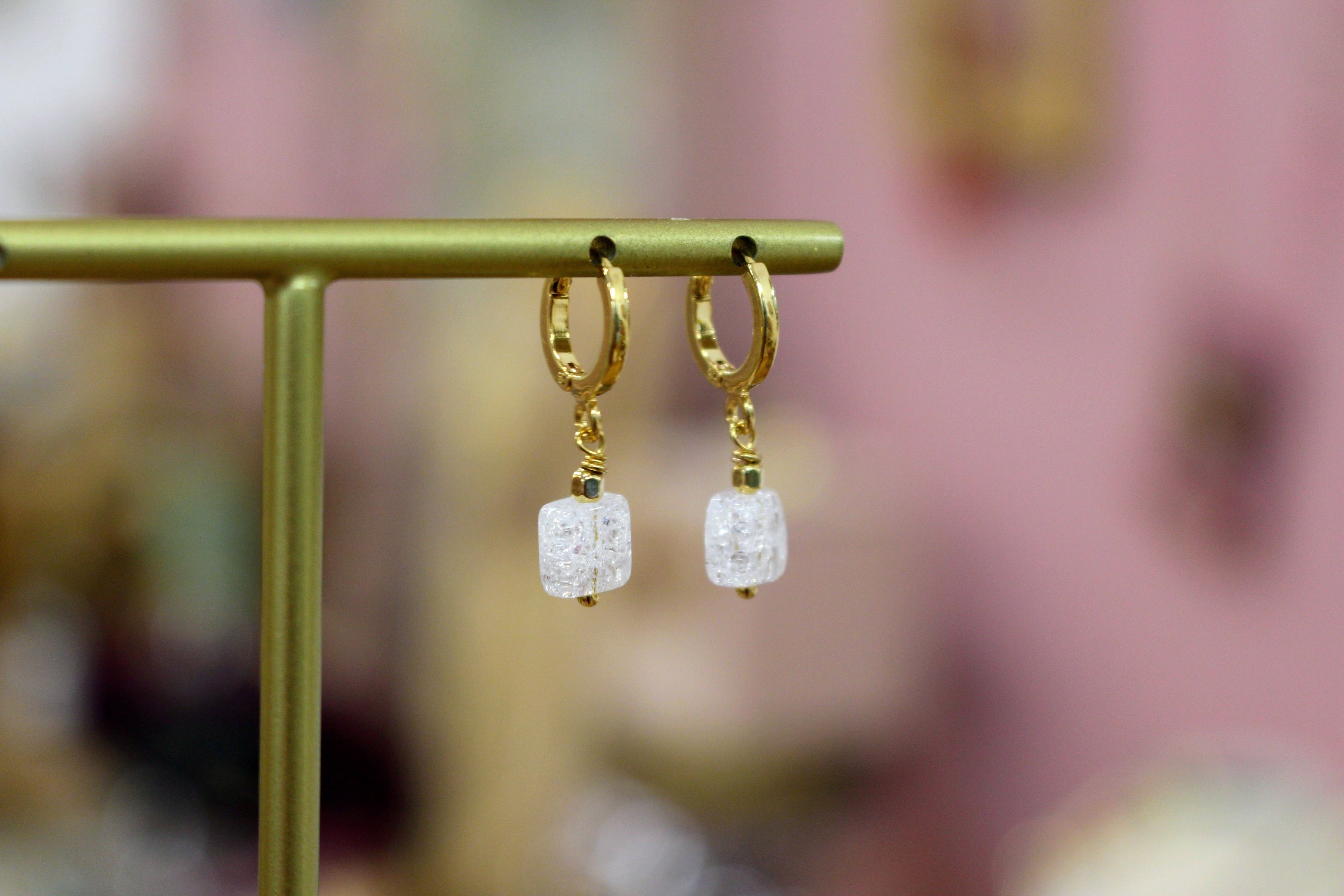 Mini créoles Snow Kassiopéia : boucles d'oreilles pendantes en cristal de roche craquelée doré à l'or fin 24 carats.