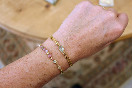 Bracelet en laiton doré à l’or 24 carats Kassiopéia : chaîne à maillons fins doublée et pierre Phrénite Épidote