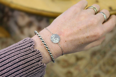 Idée cadeau bijou femme bracelet argent femme pleine lune jonc argenté torsadé
