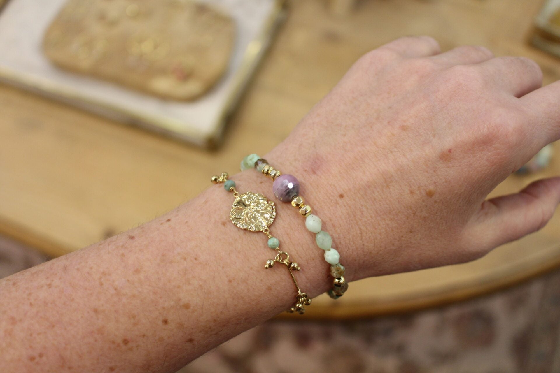 bracelet doré chrysopoprase vert d'eau et saphir parme idée cadeau bijou femme
