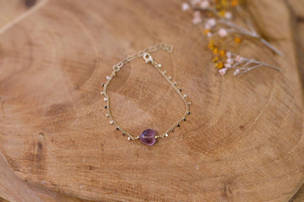 bracelet doré et coeur améthyste