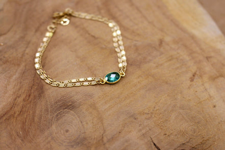 bracelet doré et quartz translucide vert emeraude