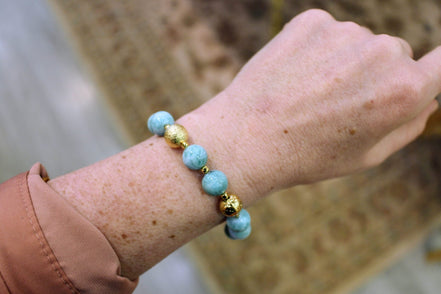 Idée cadeau bijou femme bracelet doré femme perles larimar