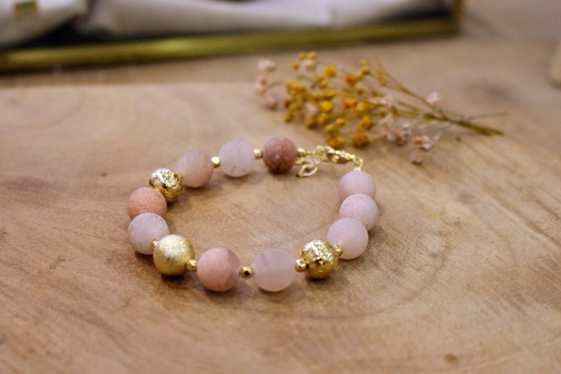 Idée cadeau bijou femme bracelet doré grosses perles aventurine rose dépolie