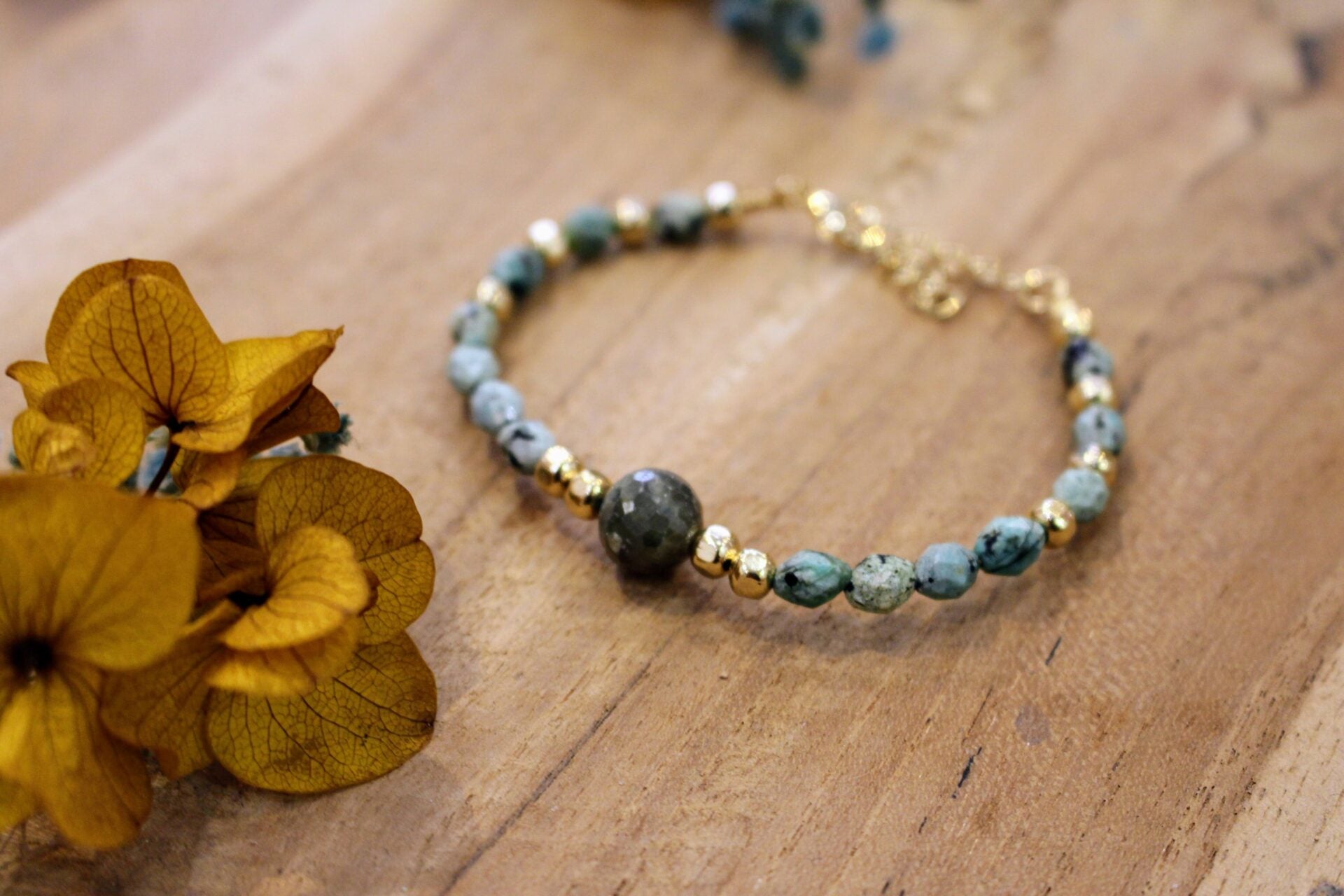 Idée cadeau bijou femme bracelet doré jaspe africain et saphir pierre naturelle