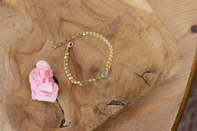 bracelet élégant intemporel doré et pierre naturelle phrénite épidote