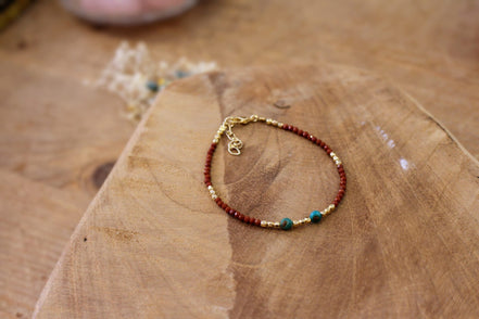 bracelet fin perles fines de jaspe rouge et de turquoise, fait main en France