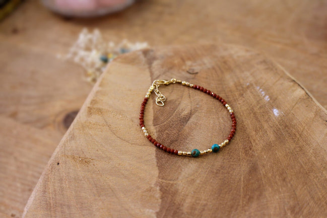 bracelet fin perles fines de jaspe rouge et de turquoise, fait main en France