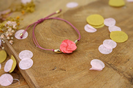 bracelet fleur rose corail cordon ajustable bijou artisanal