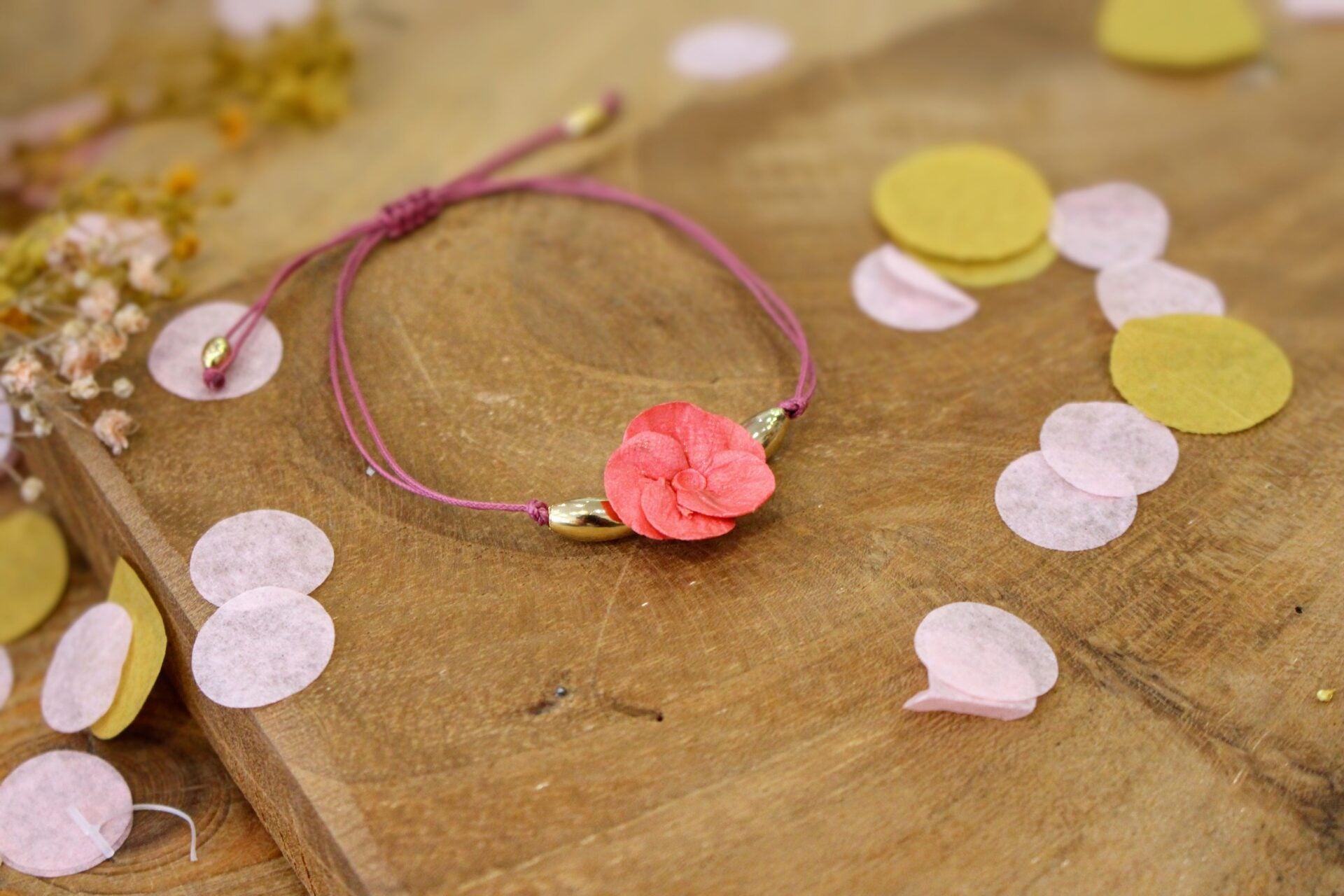 bracelet fleur rose corail cordon ajustable bijou artisanal