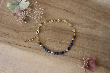 bracelet doré et saphirs