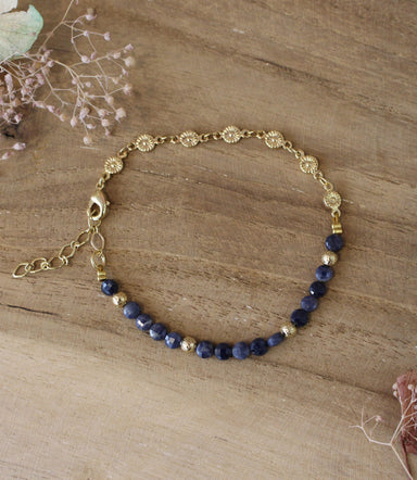 bracelet doré et saphirs