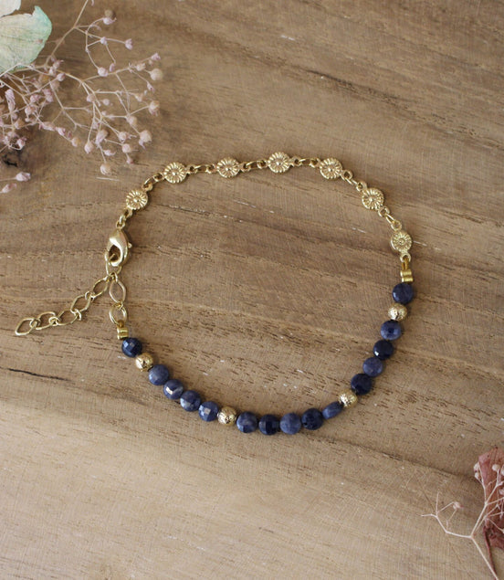 bracelet doré et saphirs