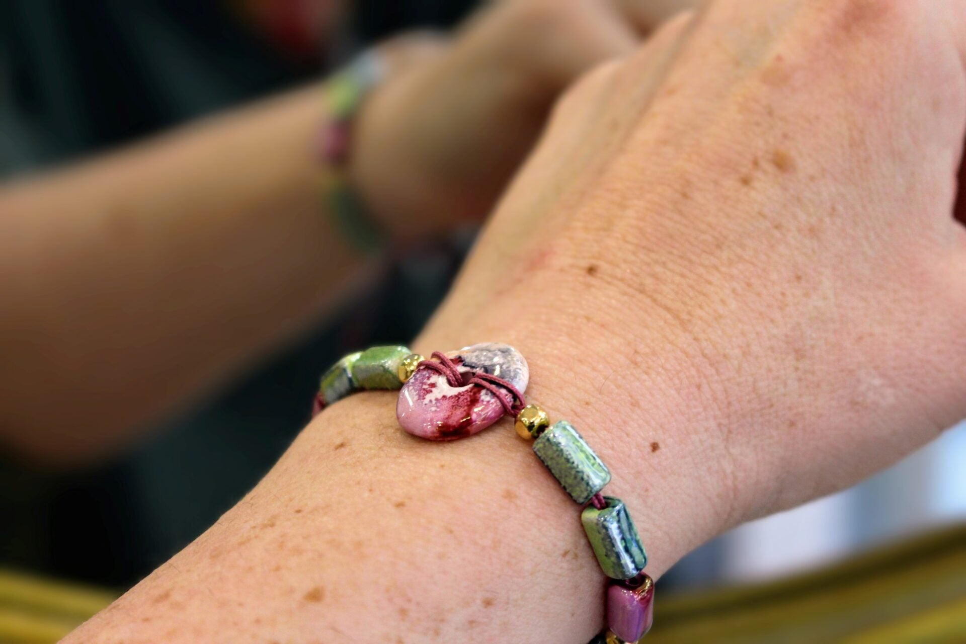 bracelet céramique rose et vert bijou haute fantaisie artisanal