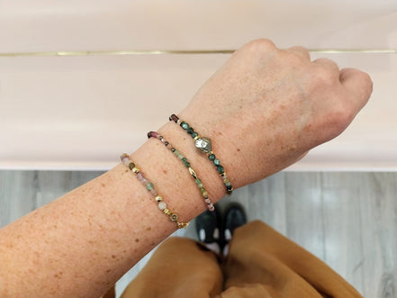bracelets dorés et tourmalines