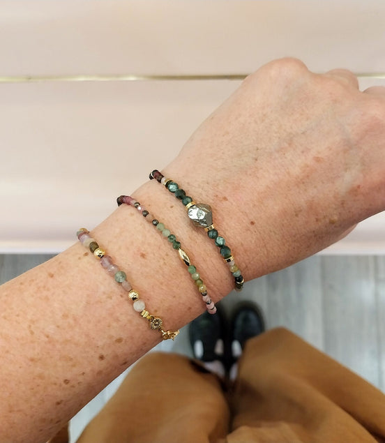 bracelets dorés et tourmalines