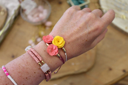 bracelets fleurs corail et jaune idée cadeau bijou artisanal