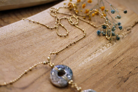 chaine perlée collier long doré pour femme genese