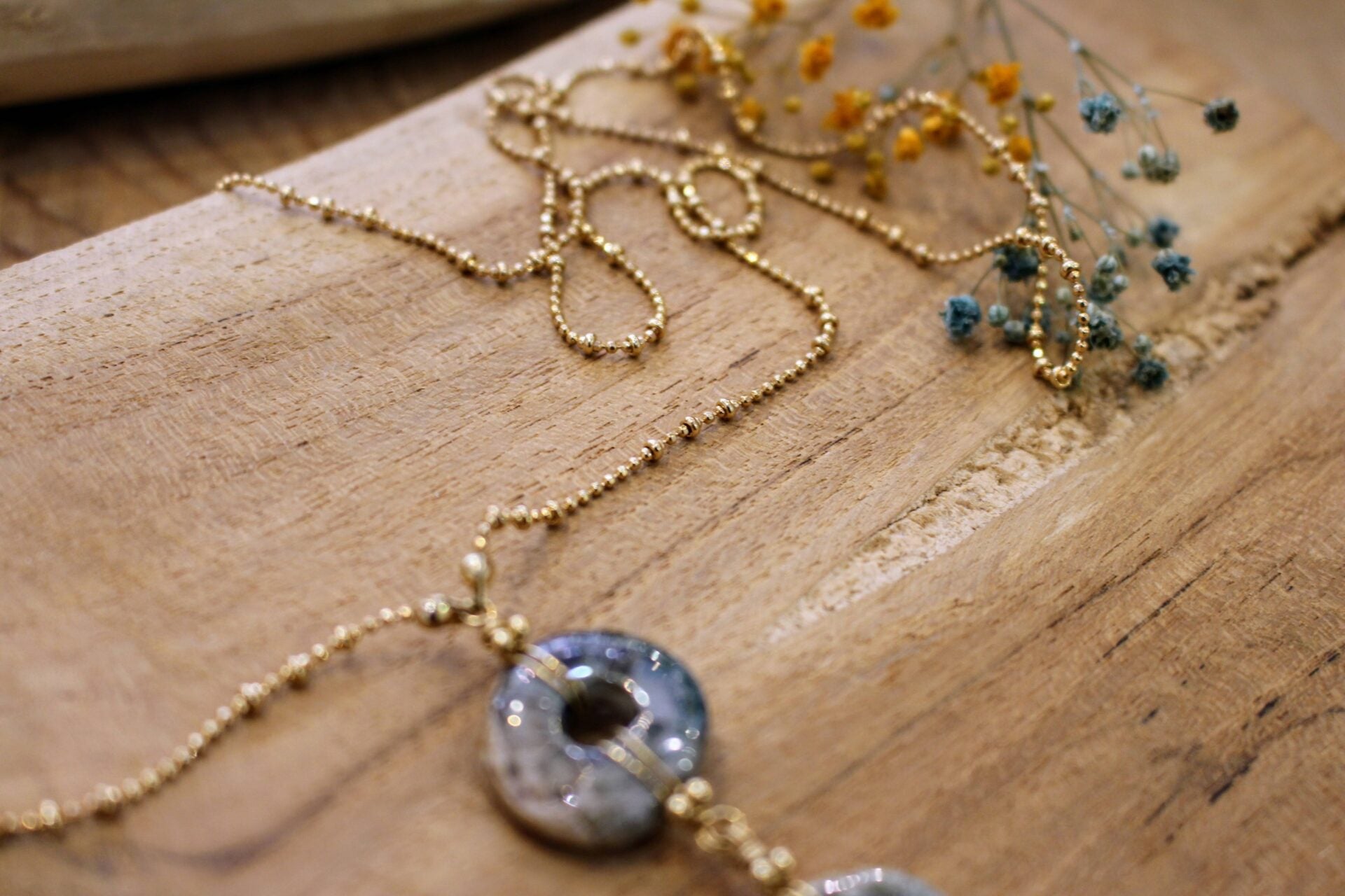 chaine perlée collier long doré pour femme genese