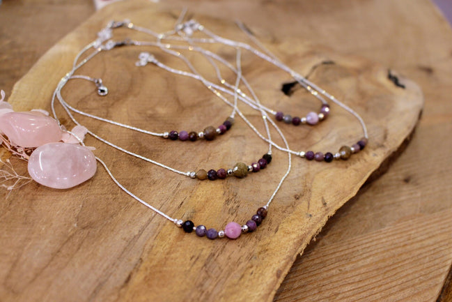 collier argenté et saphirs multicolores collier court