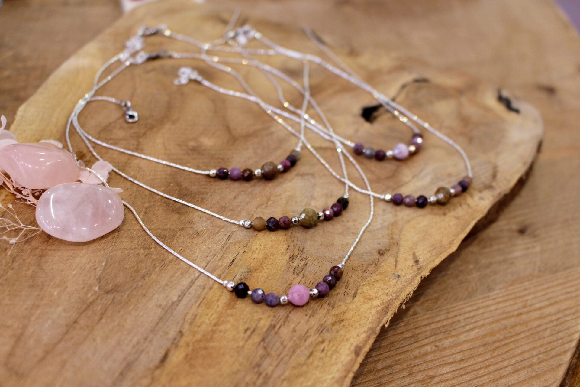 collier argenté et saphirs multicolores collier court