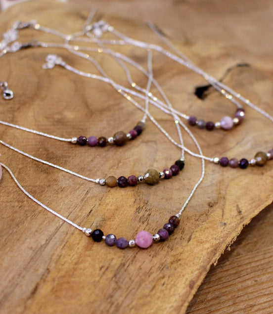 collier argenté et saphirs multicolores collier court