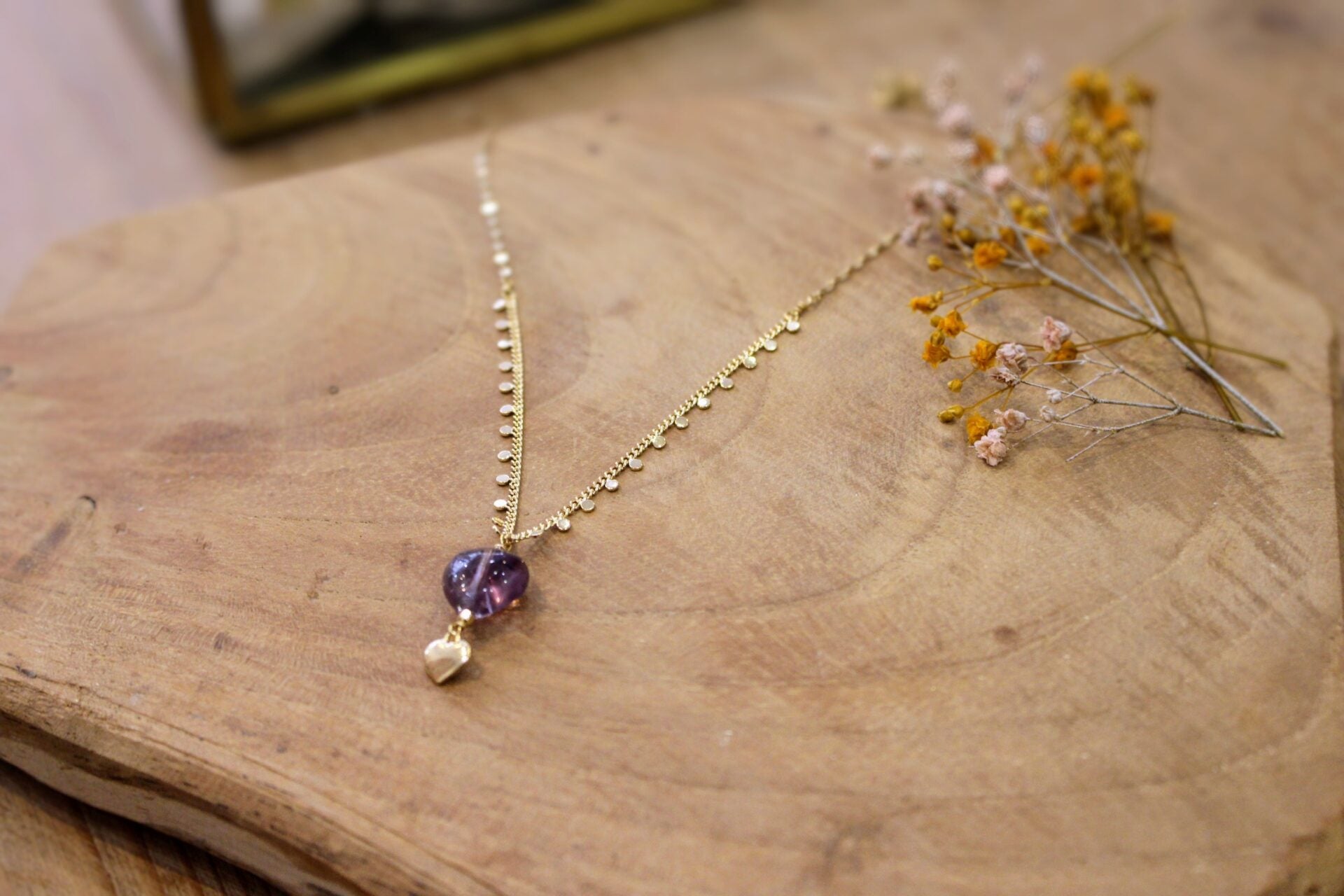 collier chaine doré et pendentif cœur améthyste