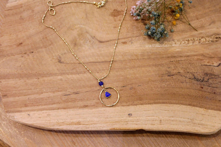 collier chaine fine doré et pendentif bleu lapis lazuli