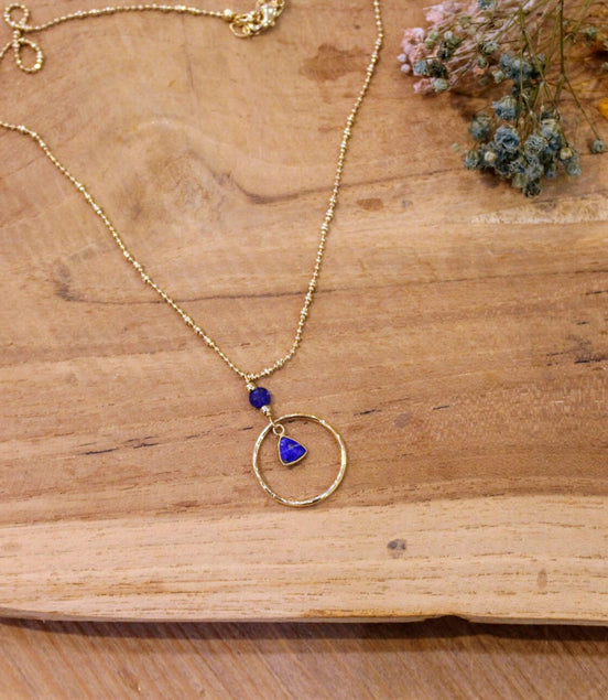 collier chaine fine doré et pendentif bleu lapis lazuli