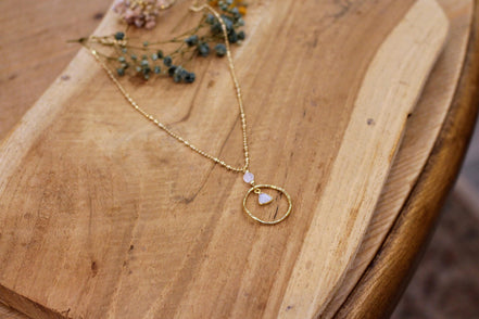 collier chaine fine et pendentif pierre de lune blanche