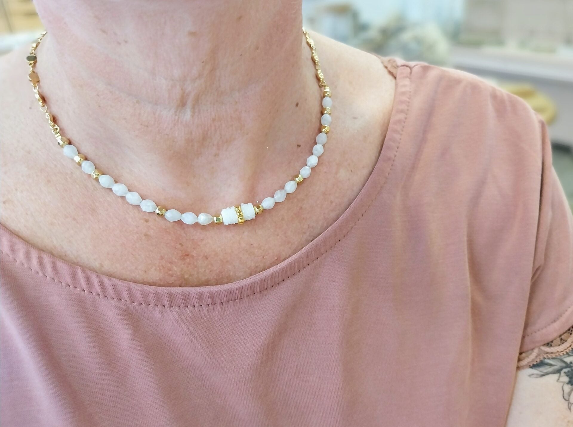 bijou femme collier doré cristal de roche et pierre de lune