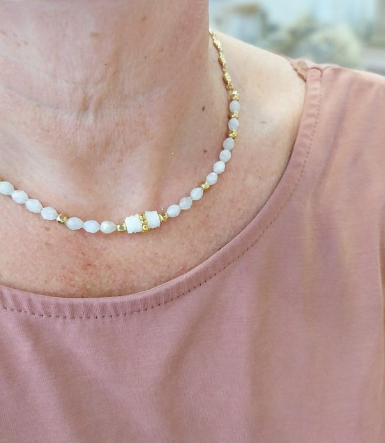 bijou femme collier doré cristal de roche et pierre de lune