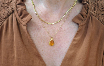 collier deux rangs doré pierre quarts teinté orangé