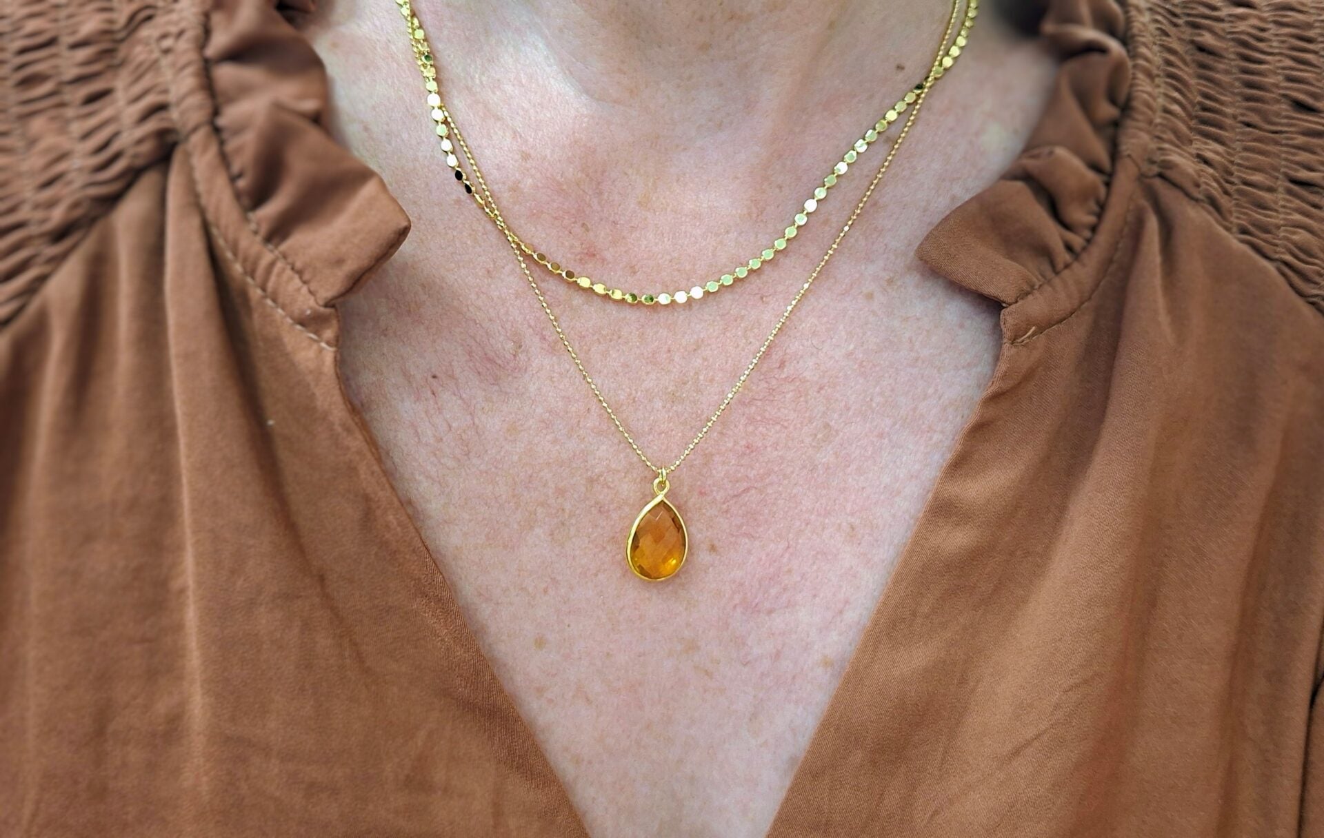 collier deux rangs doré pierre quarts teinté orangé