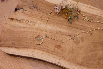 Idée cadeau bijou femme collier doré chaine fine pendentif labradorite