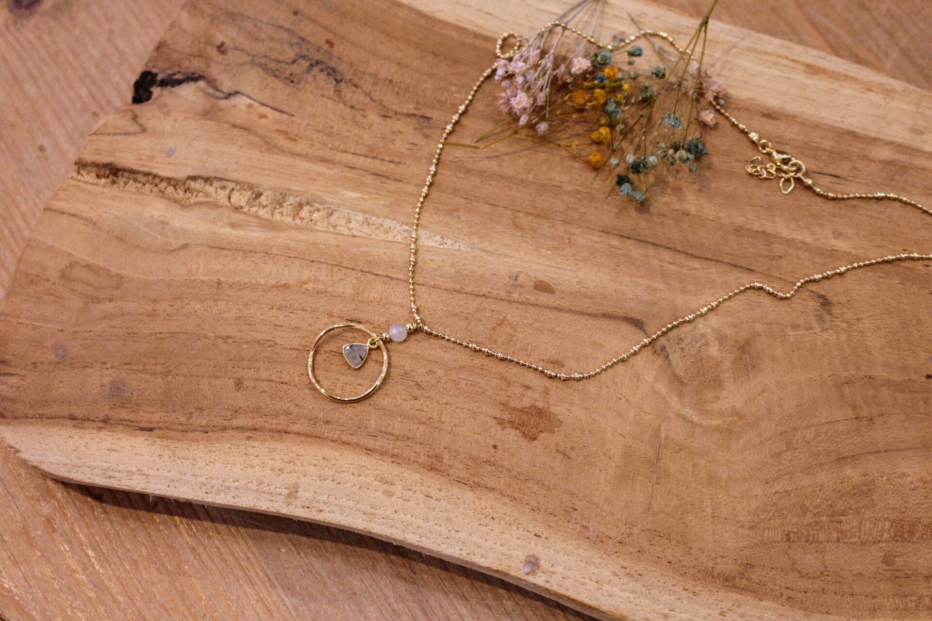 Idée cadeau bijou femme collier doré chaine fine pendentif labradorite