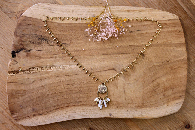 idée cadeau bijoux femme collier doré chaîne pampille et pendentif nacre