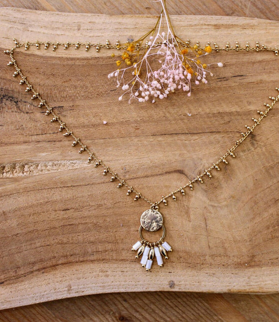 idée cadeau bijoux femme collier doré chaîne pampille et pendentif nacre