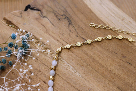 bijou femme collier doré cristal de roche et pierre de lune chaine travaillée