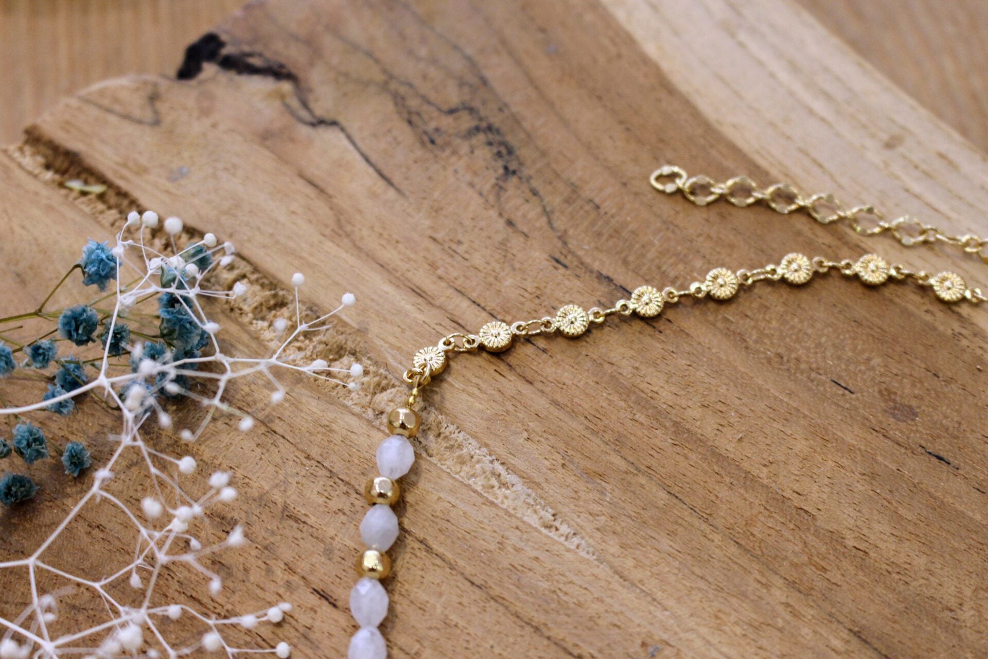 bijou femme collier doré cristal de roche et pierre de lune chaine travaillée
