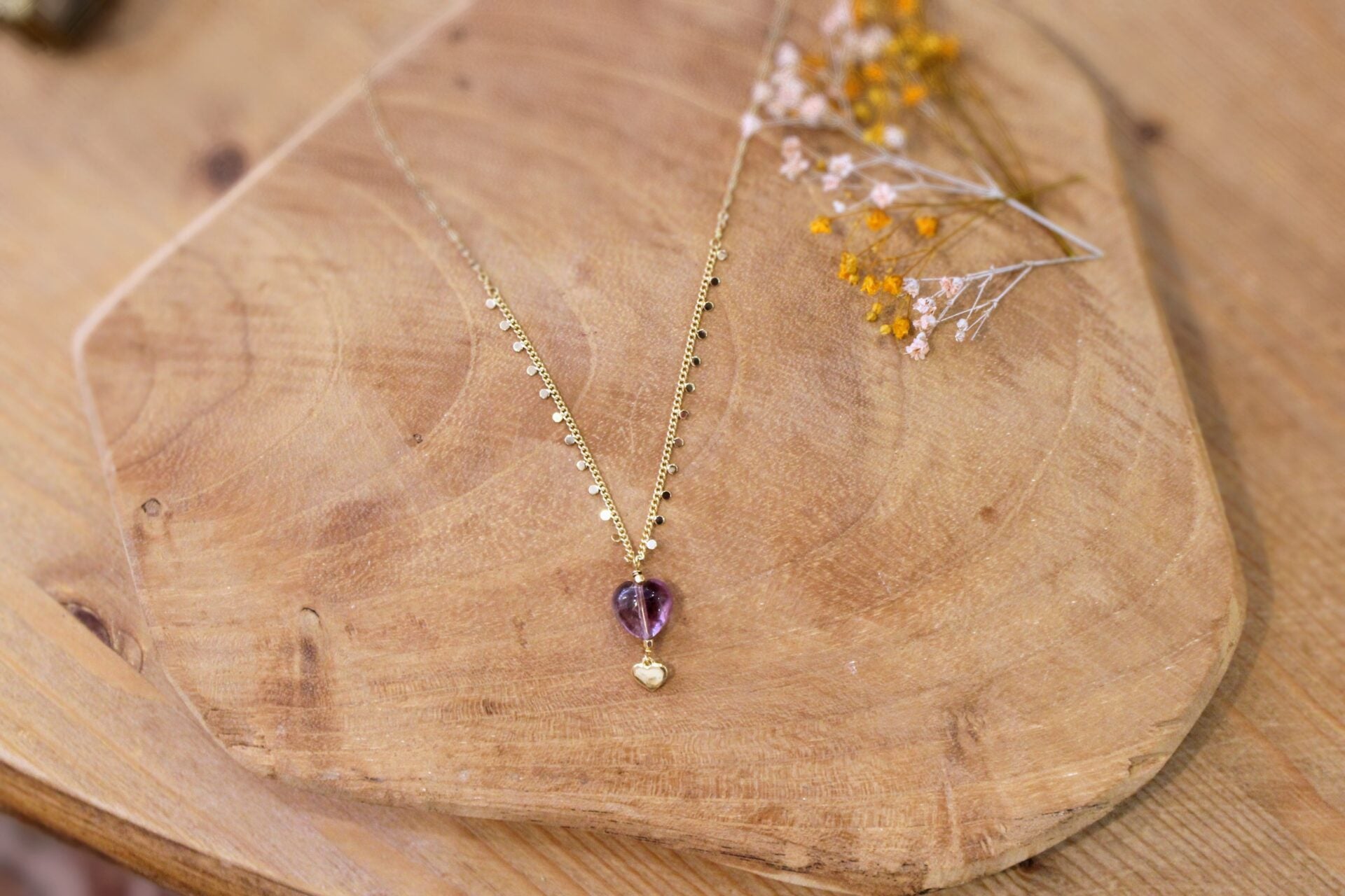 collier doré et coeur améthyste