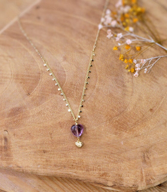 collier doré et coeur améthyste